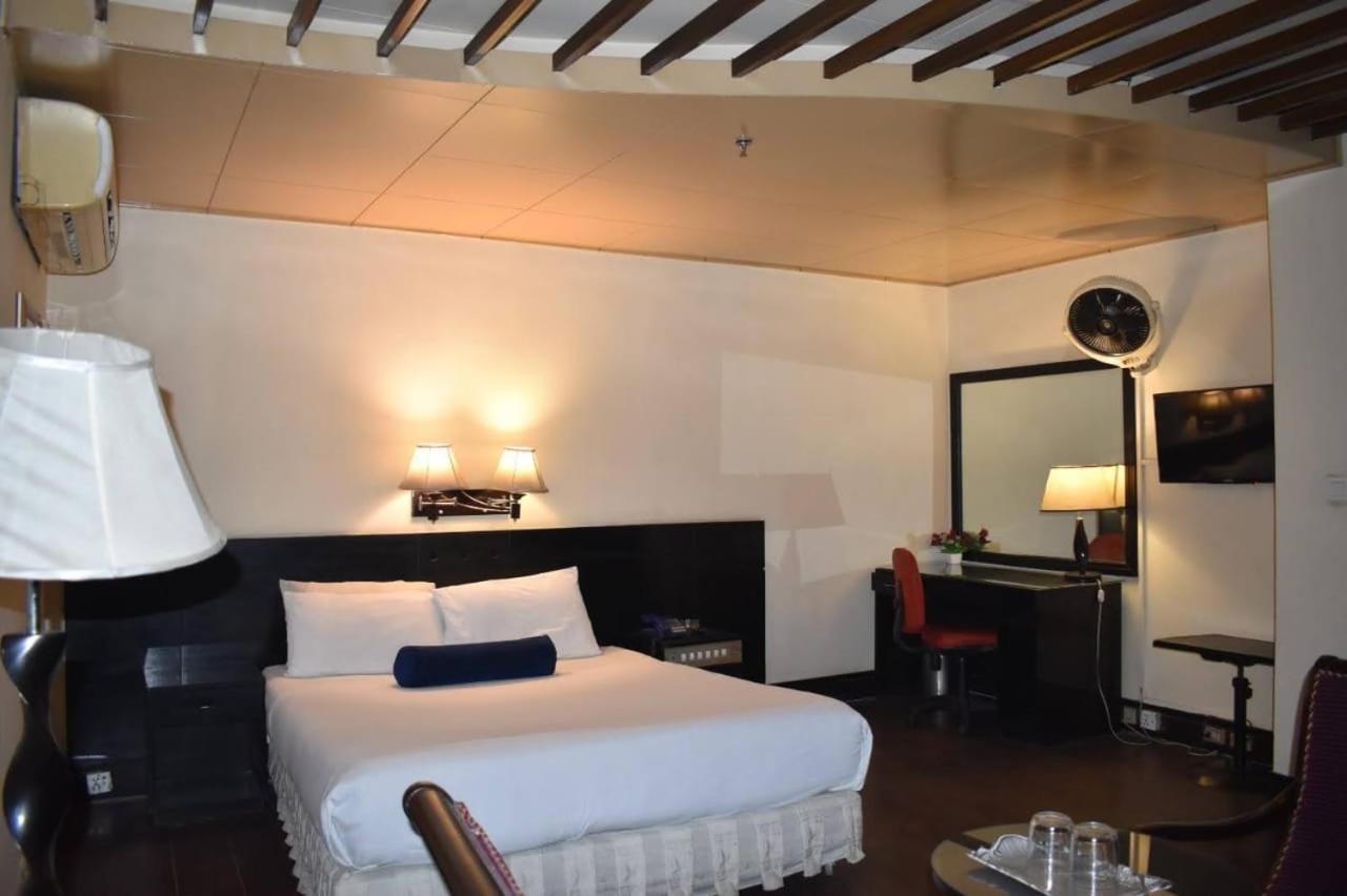 Alsafina Hotel Lahore Buitenkant foto